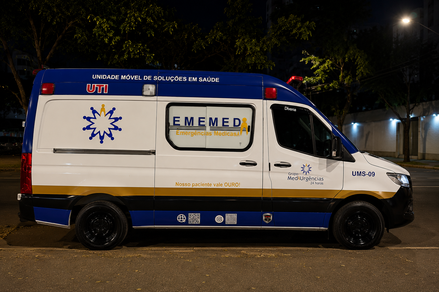 Ambulância EMEMED em operação noturna, vista lateral