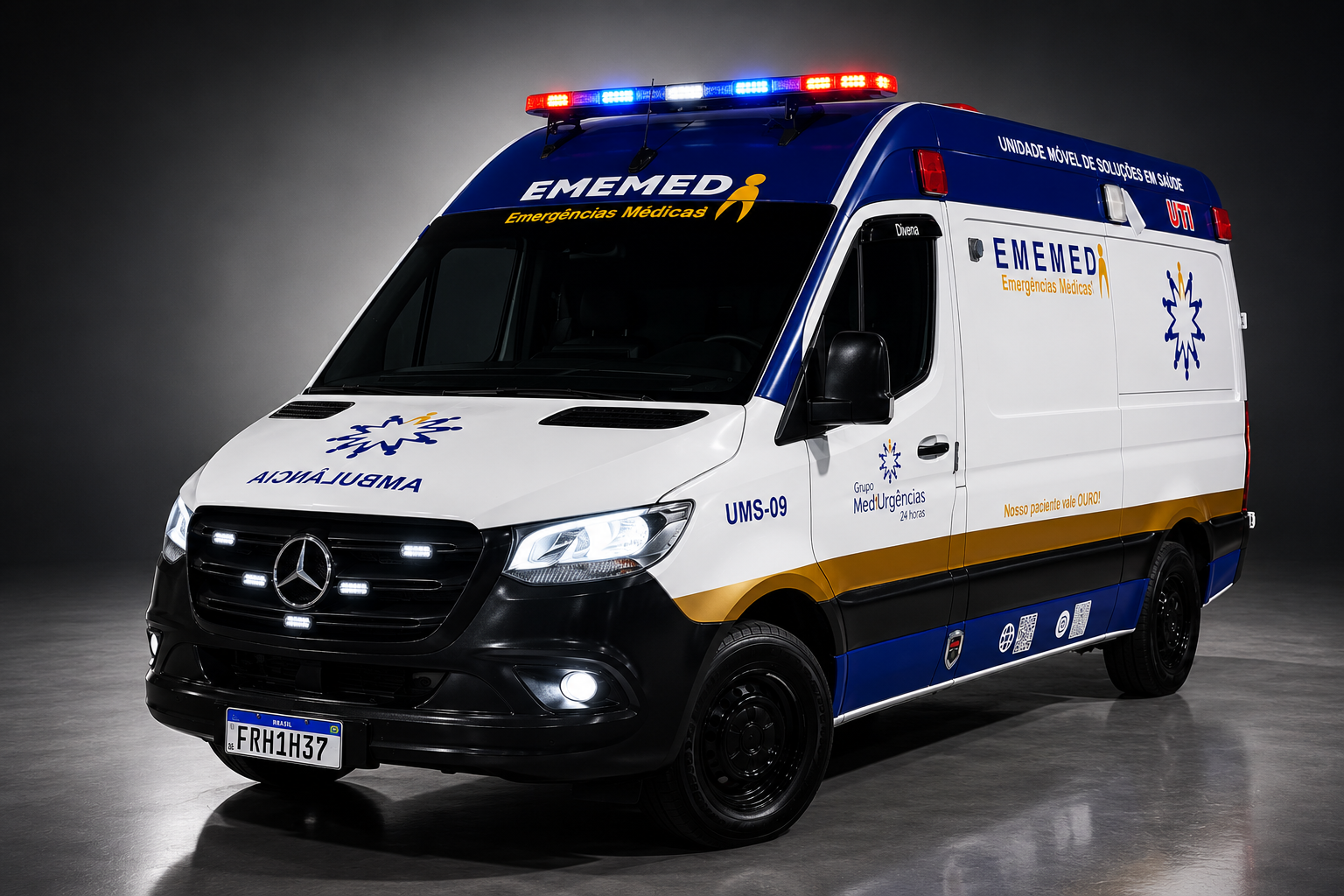 Ambulância EMEMED em estúdio, vista lateral frontal