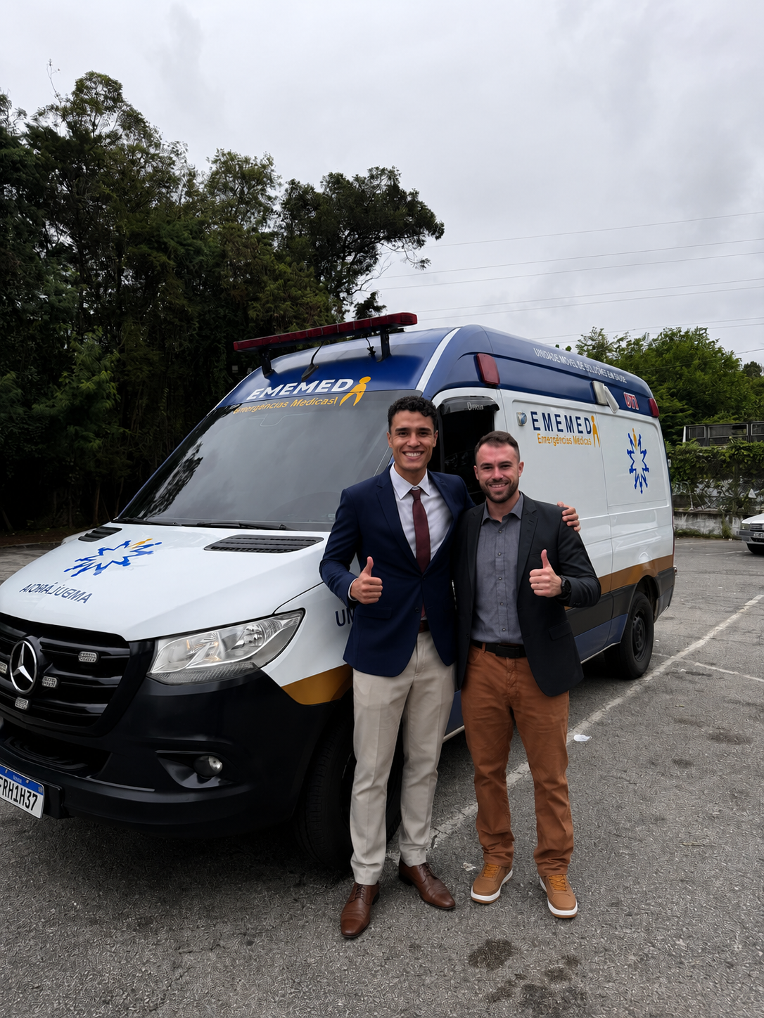 Liderança da Umbrella Care Premium ao lado da ambulância EMEMED